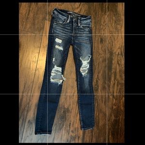 AMERICAN EAGLE MID RISE RIPPED JEANS